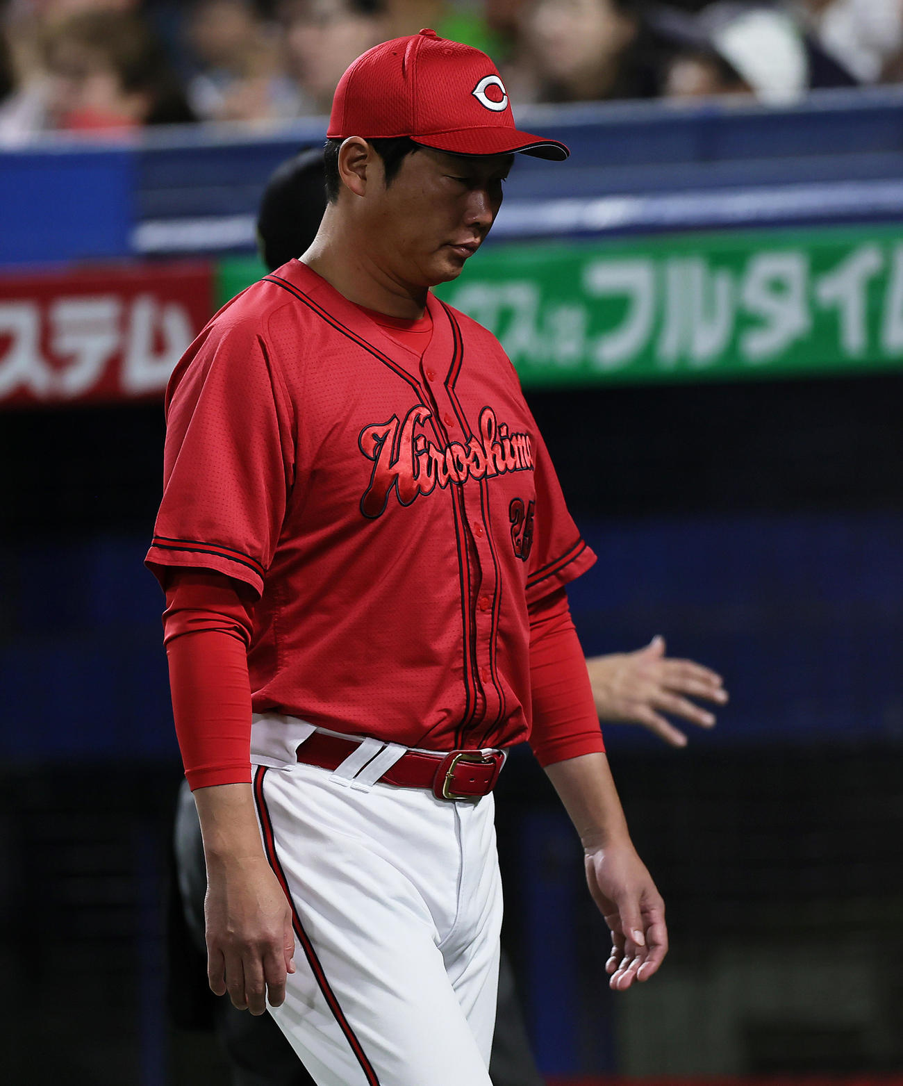ヤクルト対広島　交代を告げ厳しい表情を見せる広島新井監督（撮影・足立雅史）