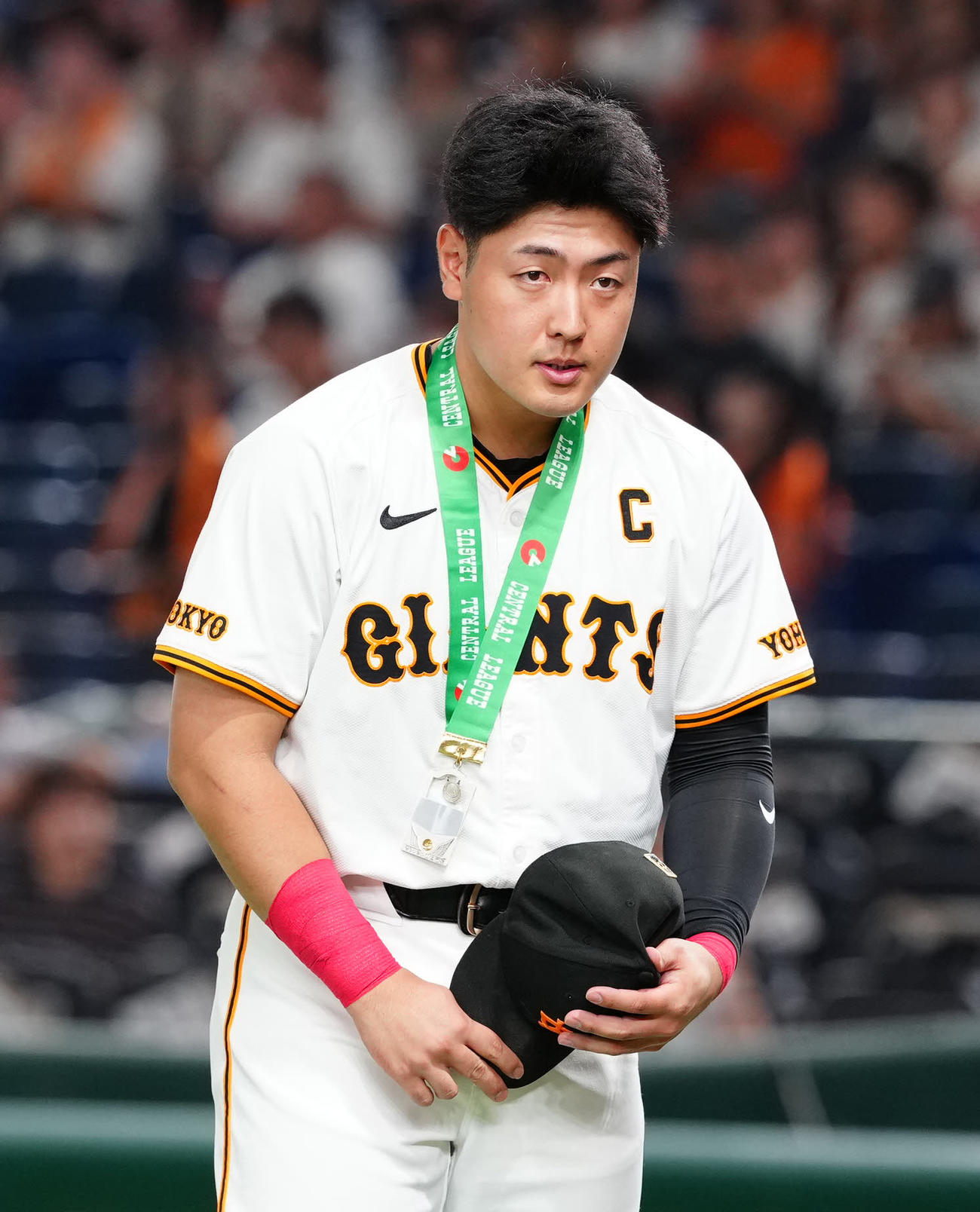 巨人対DeNA　試合前、通算1000安打達成で表彰を受けた巨人岡本和（撮影・江口和貴）