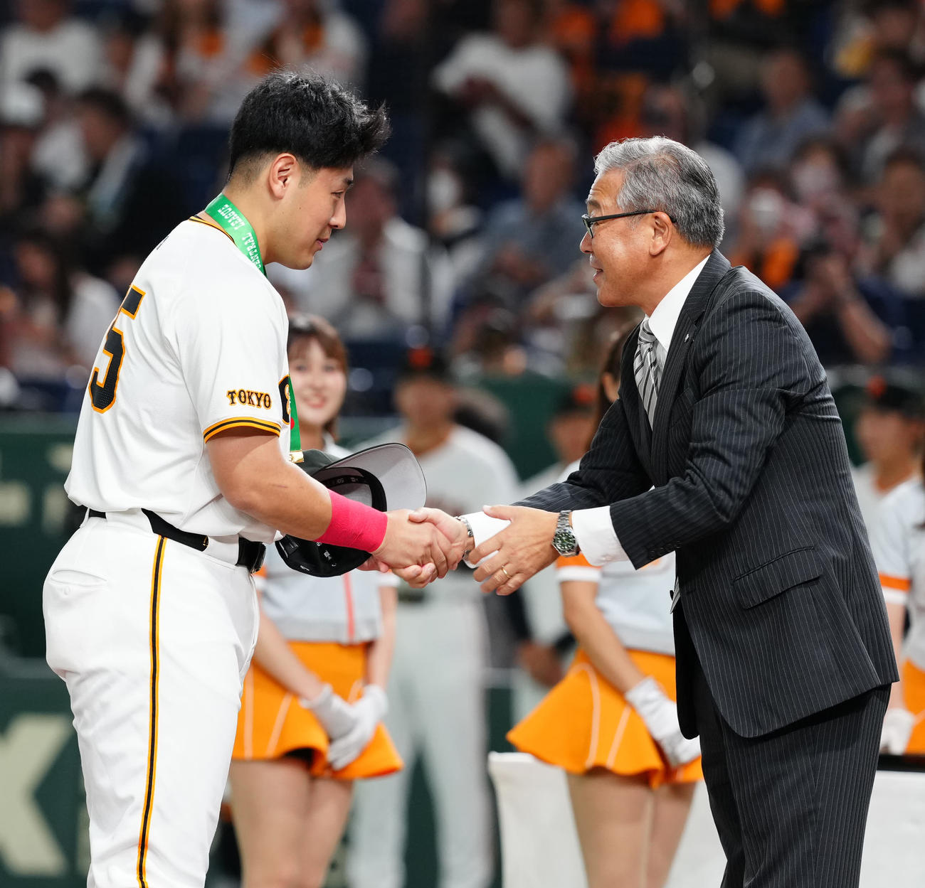 巨人対DeNA　試合前、通算1000安打達成で表彰を受ける巨人岡本和（左）（撮影・江口和貴）