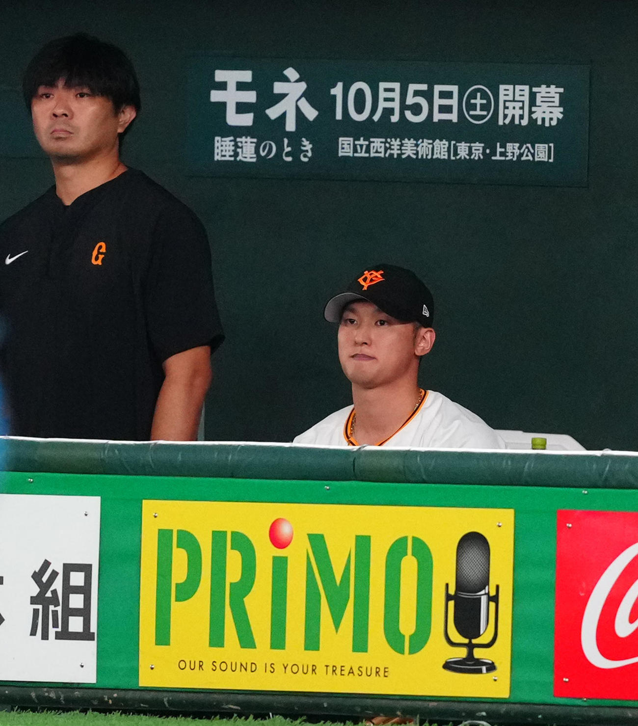 巨人対DeNA 1回裏、ベンチに座る巨人吉川（右）（撮影・江口和貴）