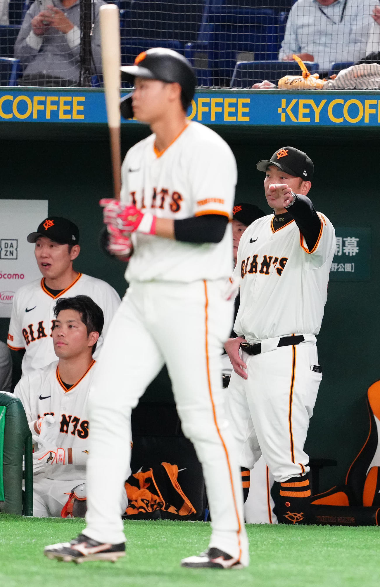 巨人対DeNA 1回裏巨人1死一塁、吉川の代打で中山（手前）を告げる阿部監督（右）（撮影・江口和貴）