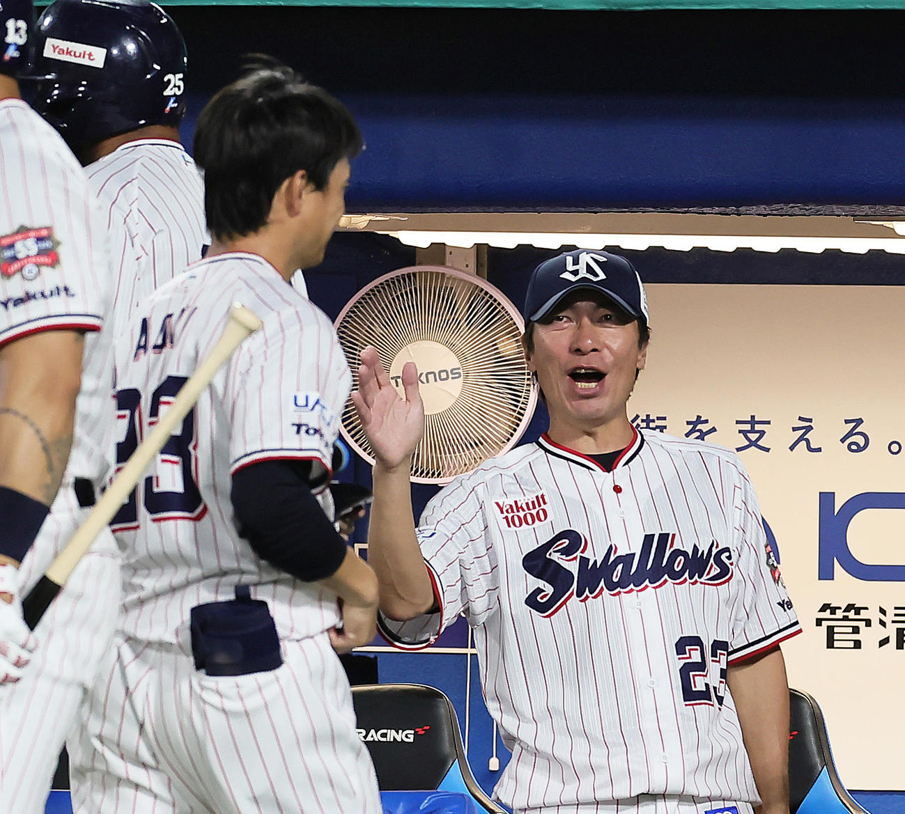 ヤクルト対広島　2回裏ヤクルト2死二、三塁、サンタナの3点本塁打で生還した青木（左）を迎える高津監督（撮影・足立雅史）