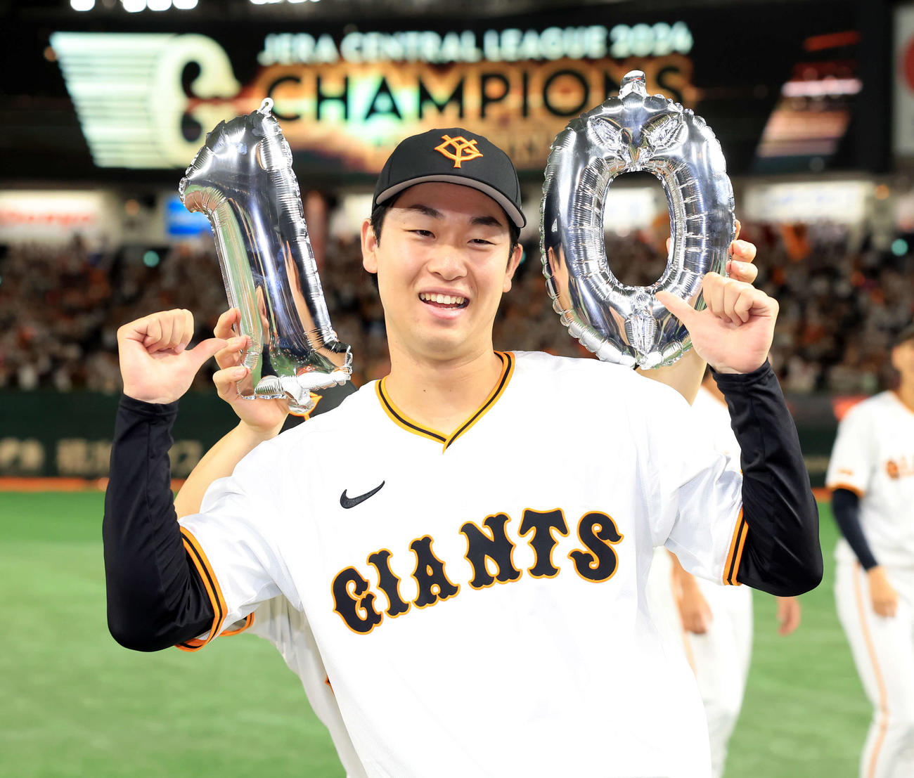 巨人対DeNA 10勝目を挙げた巨人山崎伊は「10」のバルーンで笑顔でポーズ（撮影・浅見桂子）