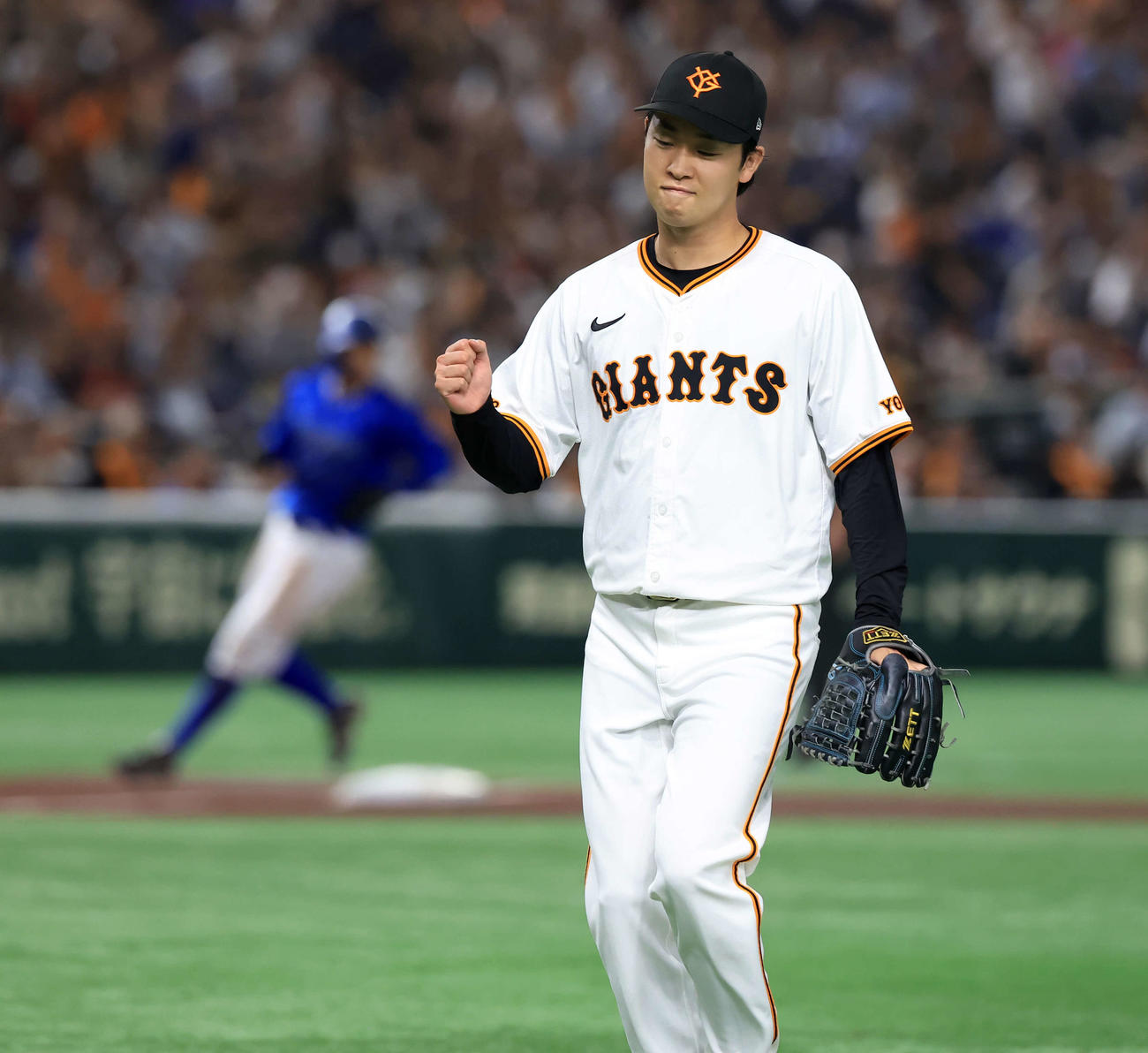 巨人対DeNA 5回表DeNAの攻撃を抑えた山崎伊は静かにガッツポーズ（撮影・浅見桂子）