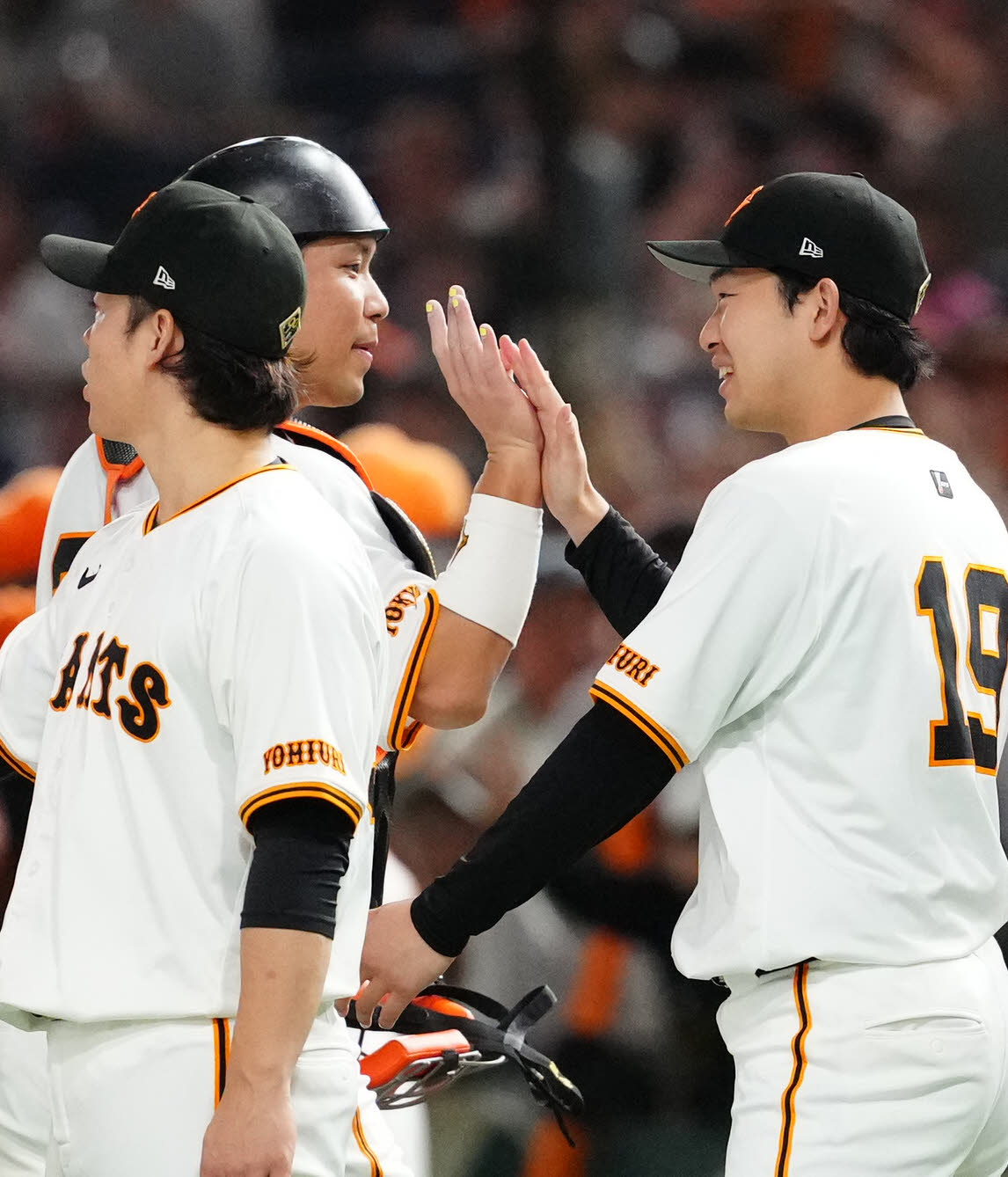 巨人対DeNA　試合後、巨人捕手大城卓（中央）とタッチを交わす山崎伊（撮影・江口和貴）