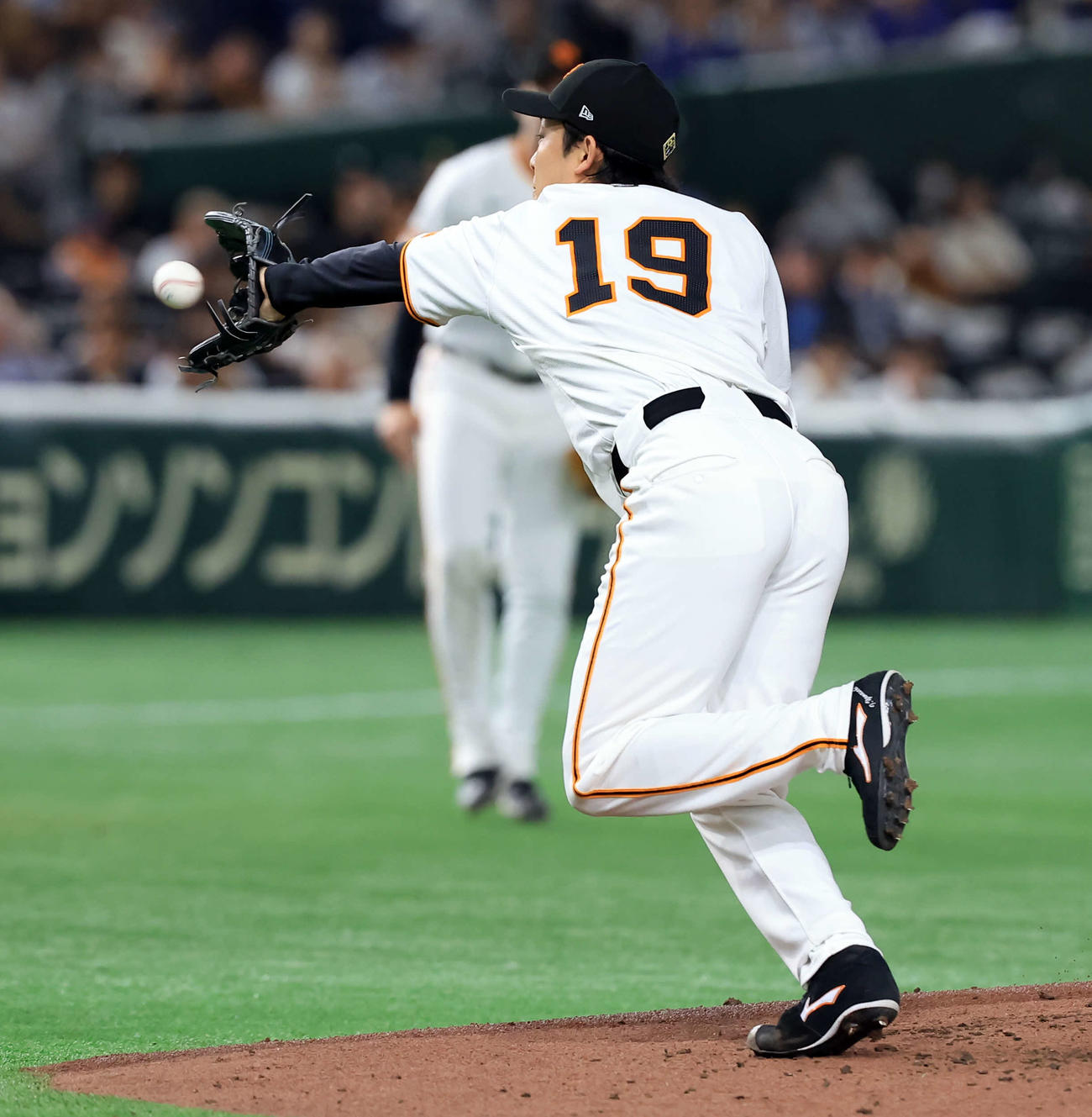 巨人対DeNA 2回表DeNA2死、森の打球にグラブを出した山崎伊（撮影・浅見桂子）