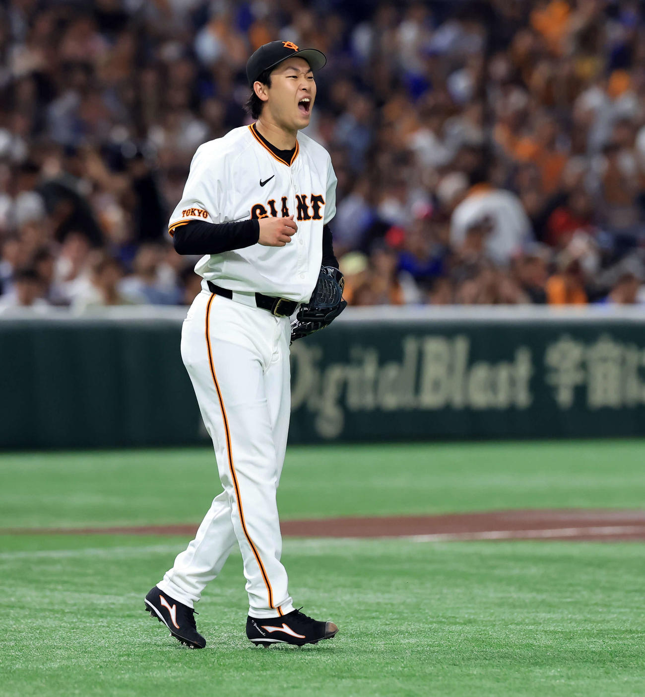 巨人対DeNA 2回表DeNA2死、森の打球をグラブではじき、懸命に一塁送球した山崎伊は雄たけびを上げる（撮影・浅見桂子）