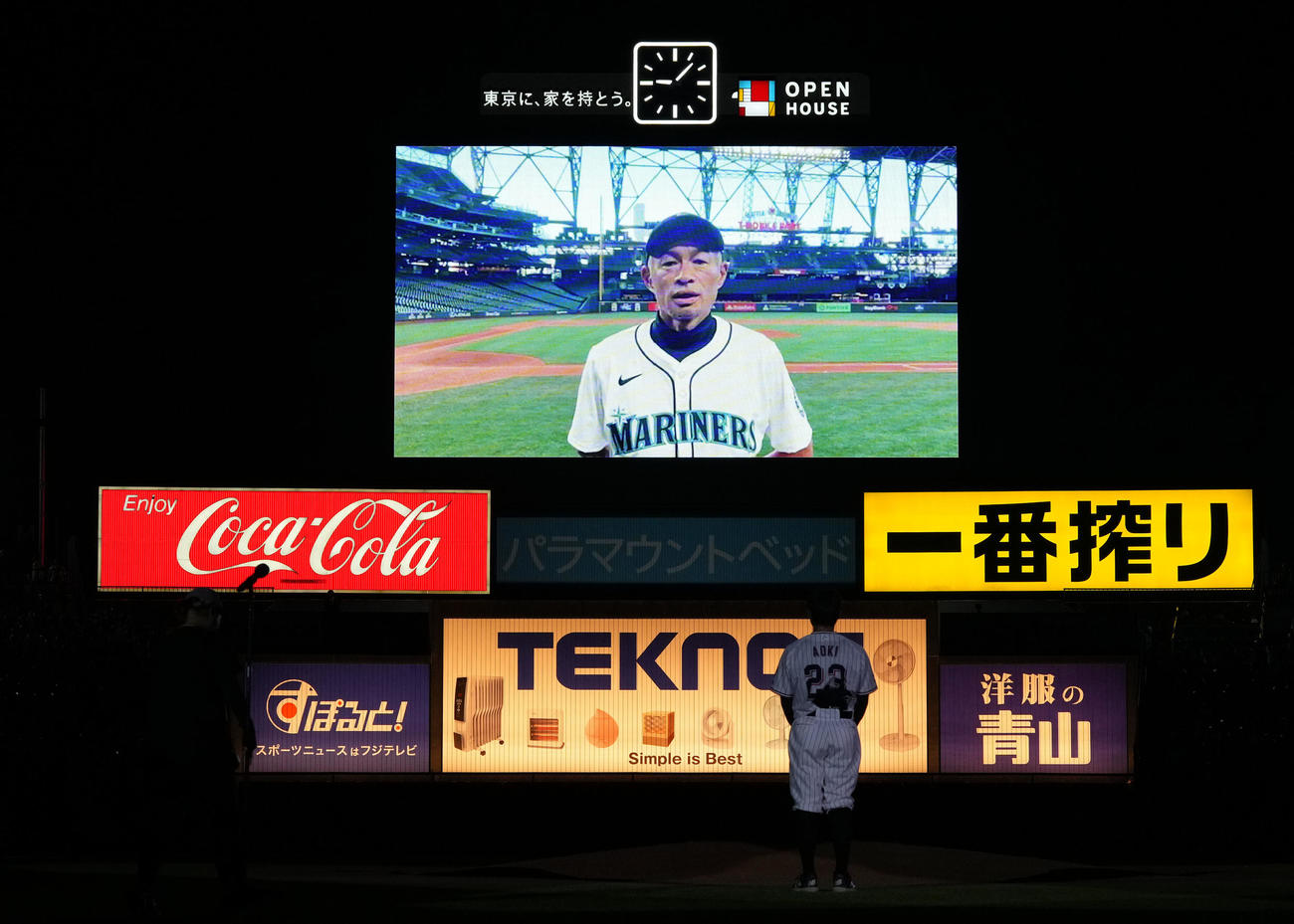 ヤクルト対広島　イチロー氏からのメッセージを見つめるヤクルト青木（撮影・横山健太）