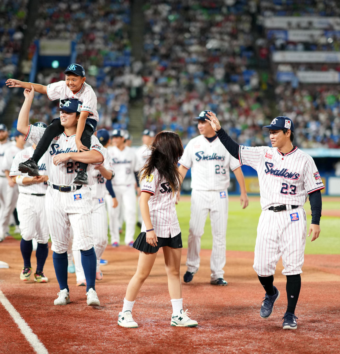 ヤクルト対広島　声援に応えるヤクルト青木（右）（撮影・横山健太）