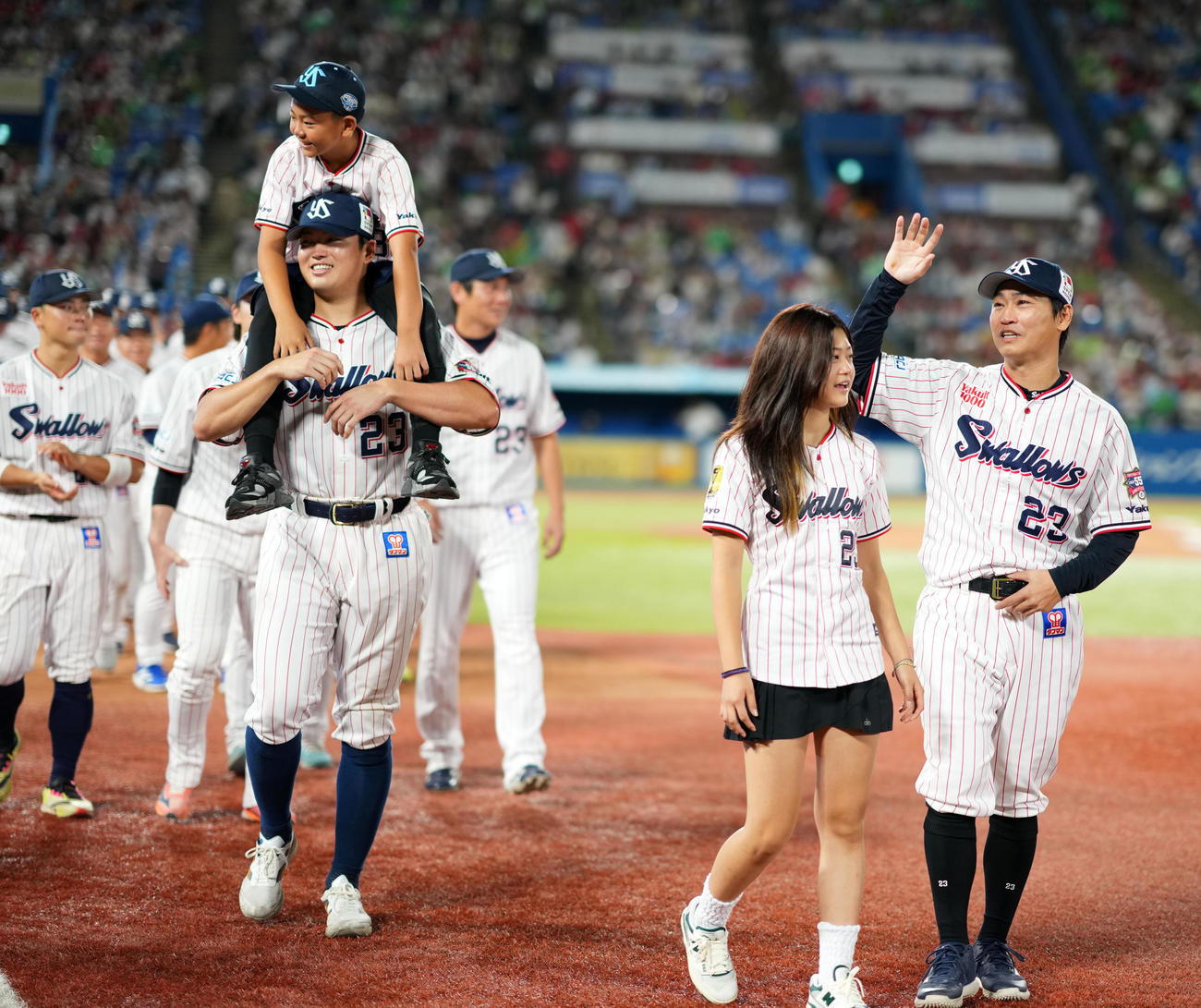 ヤクルト対広島　声援に応えるヤクルト青木（右）（撮影・横山健太）