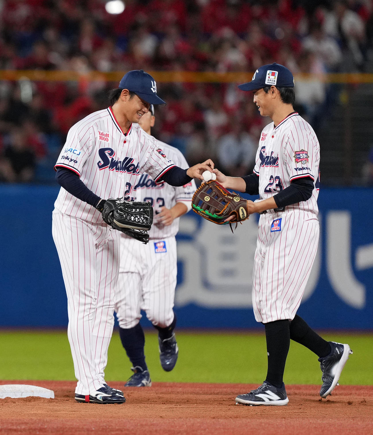 ヤクルト対広島　ヤクルト岩田（左）からウイニングボールを受け取る青木（撮影・横山健太）