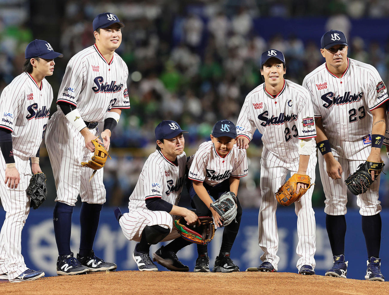 ヤクルト対広島　始球式を務めた息子らとの記念撮影で涙ぐむヤクルト青木（中央左）（撮影・足立雅史）