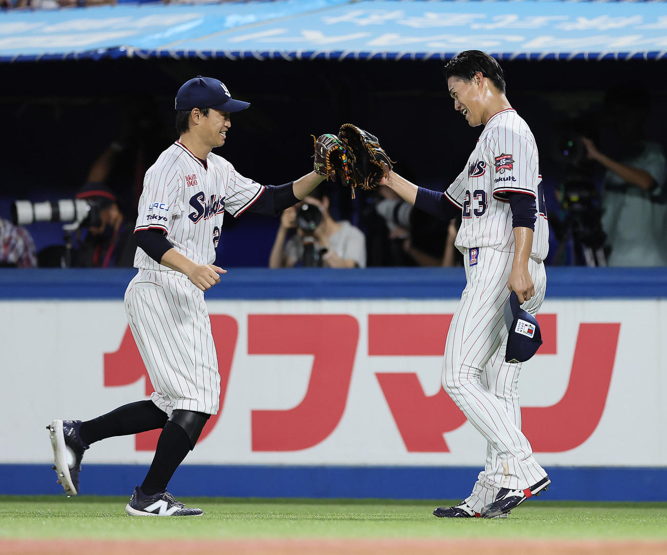 ヤクルト対広島　6回無失点のヤクルト高橋（右）は青木と笑顔でタッチを交わす（撮影・足立雅史）
