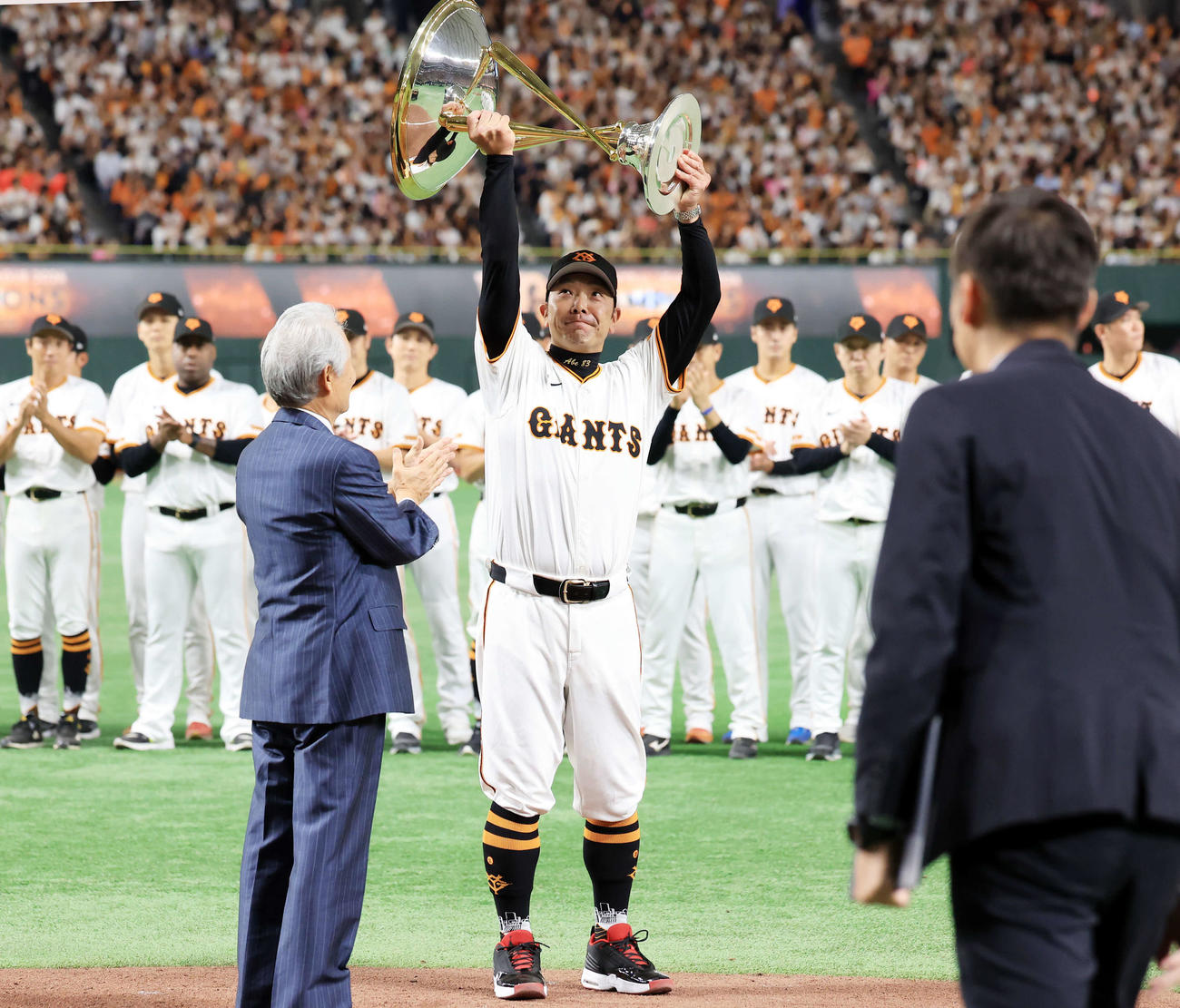 巨人対DeNA　最終戦を勝利で飾り、表彰式で優勝トロフィーを掲げる巨人阿部監督（撮影・浅見桂子）