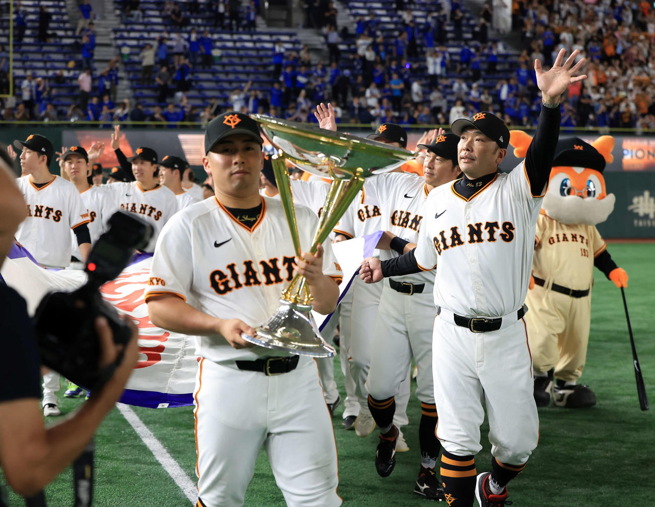 巨人対DeNA　最終戦を勝利で飾り、優勝ペナントを持って笑顔で場内1周する巨人阿部監督（右）ら。手前は浅野（撮影・浅見桂子）