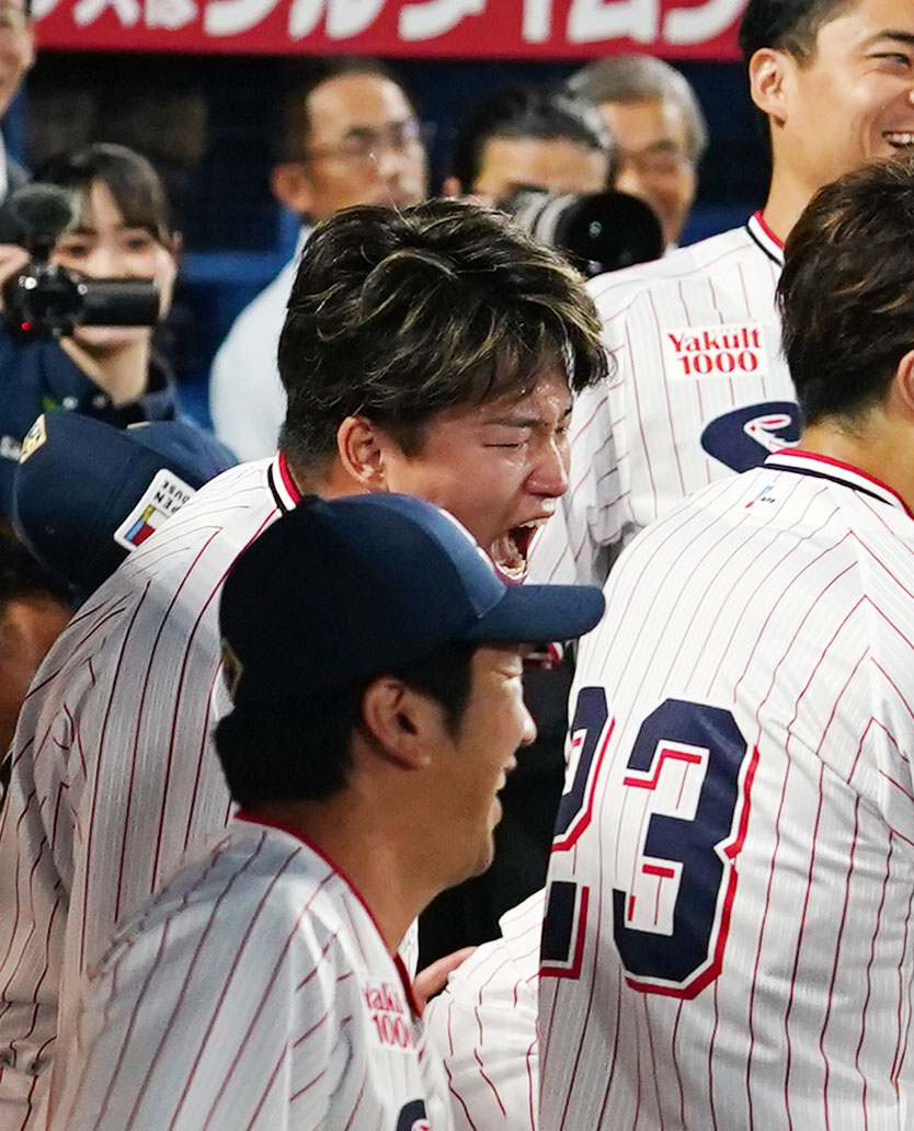 ヤクルト対広島　試合前円陣で雄たけびを上げるヤクルト村上（撮影・横山健太）