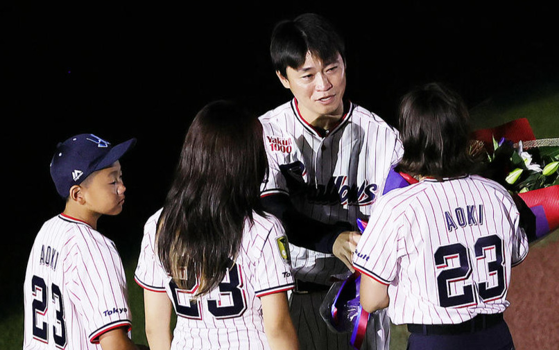 ヤクルト対広島　引退セレモニーで家族に花束を渡すヤクルト青木（撮影・足立雅史）