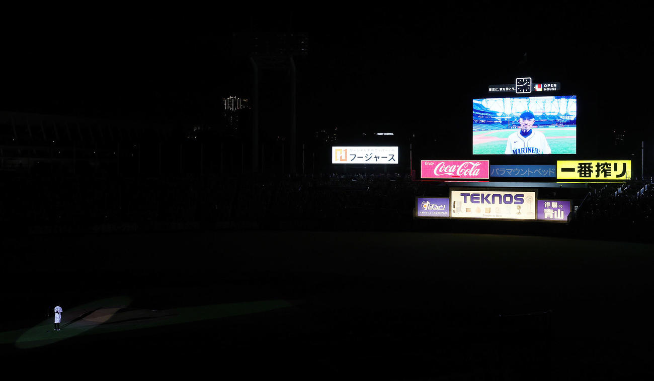 引退セレモニーでイチロー氏からのビデオメッセージを見つめるヤクルト青木（撮影・足立雅史）