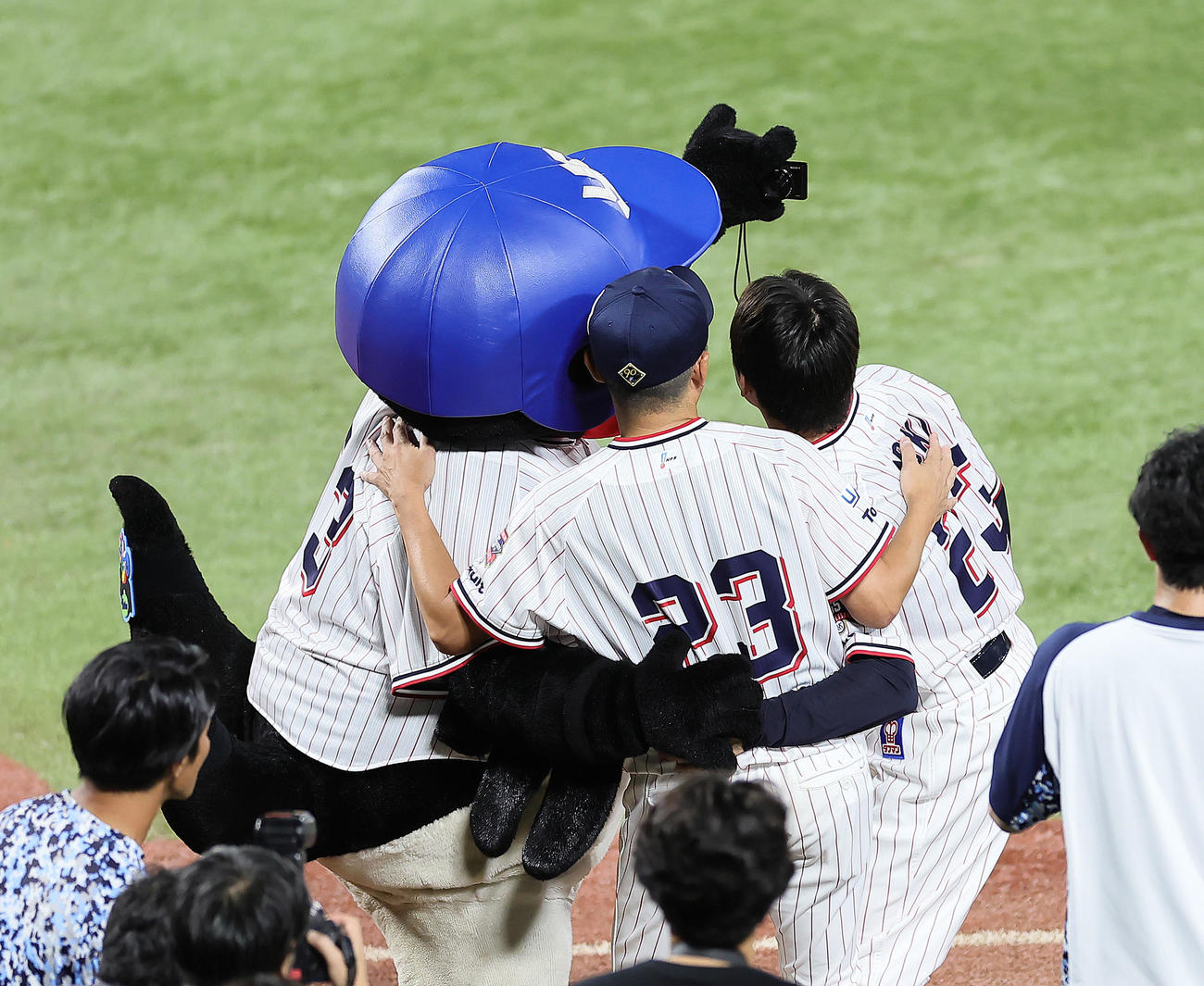 ヤクルト対広島　自撮りを楽しむ、左からヤクルトのつば九郎、青木、石川（撮影・足立雅史）
