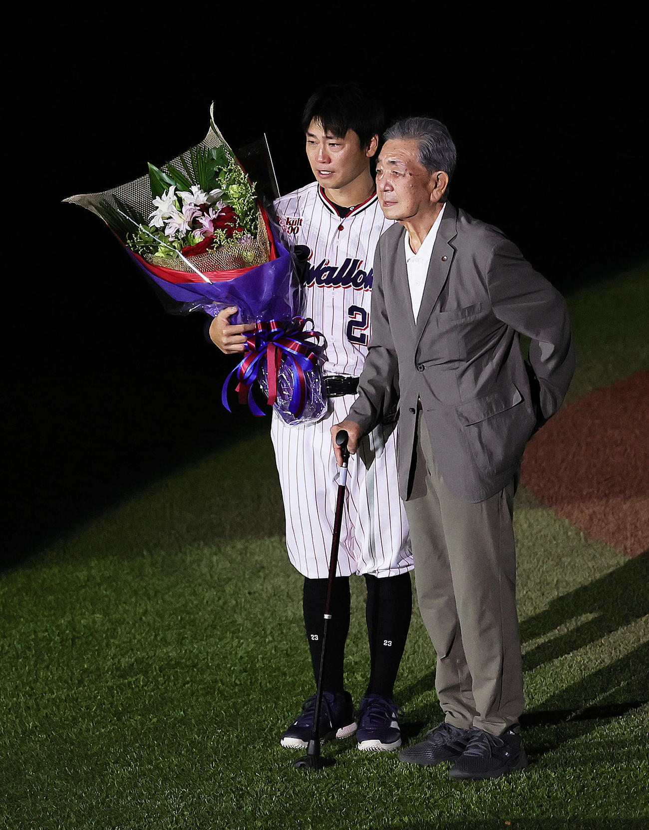 ヤクルト対広島　引退セレモニーで早大の恩師野村さん（右）と記念撮影するヤクルト青木（撮影・足立雅史）