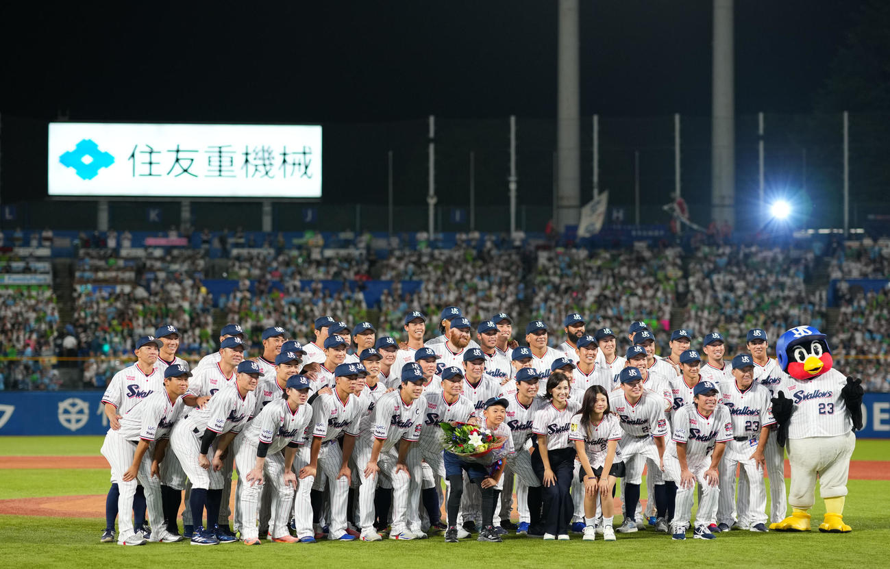 ヤクルト対広島　試合後、笑顔で写真に納まる青木らヤクルトナイン（撮影・横山健太）