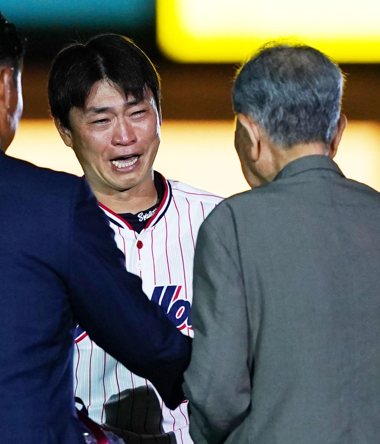 ヤクルト対広島　元早大監督の野村徹さん（右）がセレモニーに駆けつけ涙を流すヤクルト青木（撮影・横山健太）