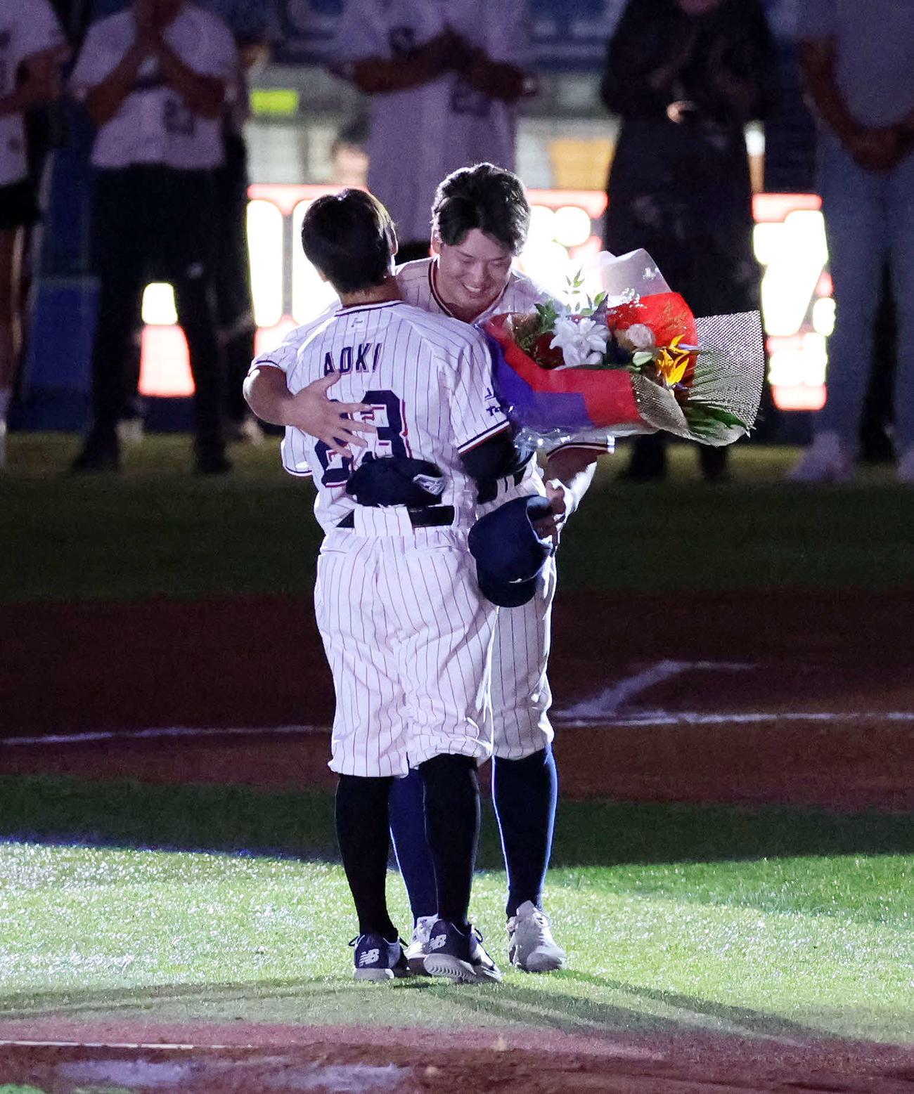 ヤクルト対広島　ヤクルト青木（手前）に花束を渡す村上（撮影・鈴木正人）