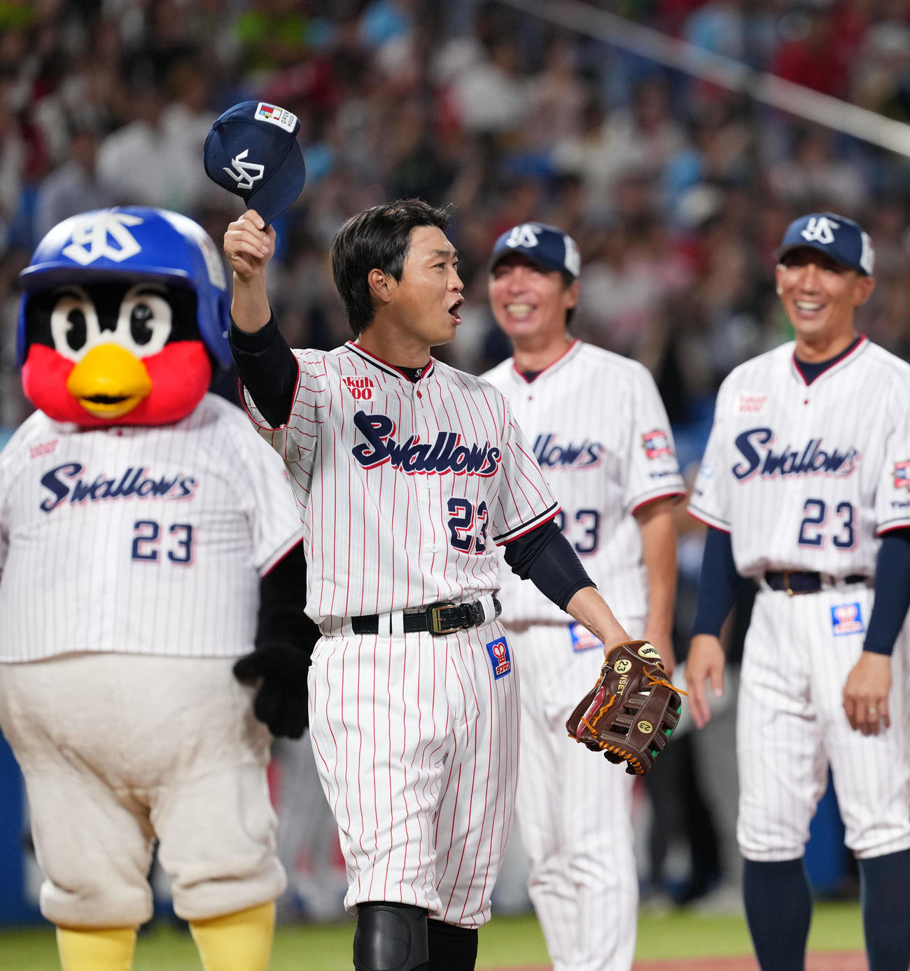 ヤクルト対広島　試合を終え声援に応えるヤクルト青木（撮影・横山健太）