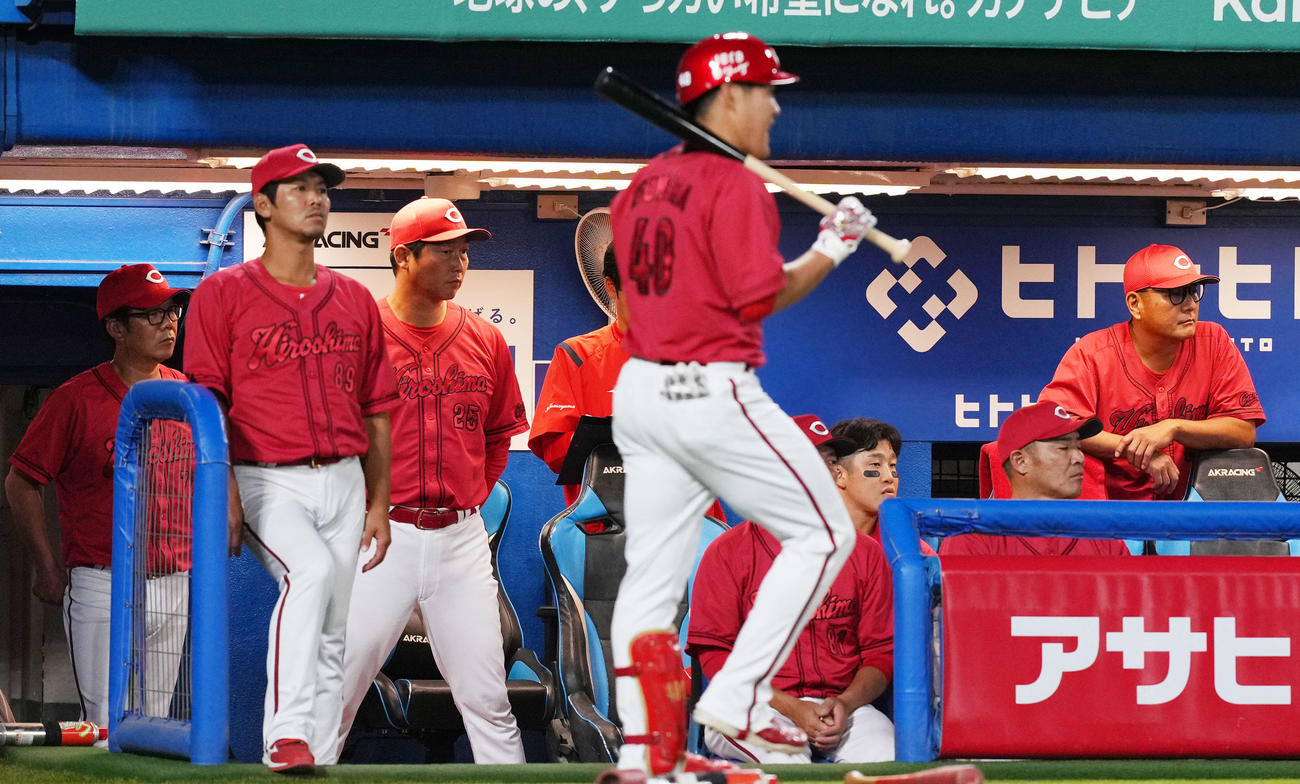 ヤクルト対広島　ヤクルトに敗れ険しい表情でグラウンドを見つめる広島新井監督（左から3人目）（撮影・横山健太）
