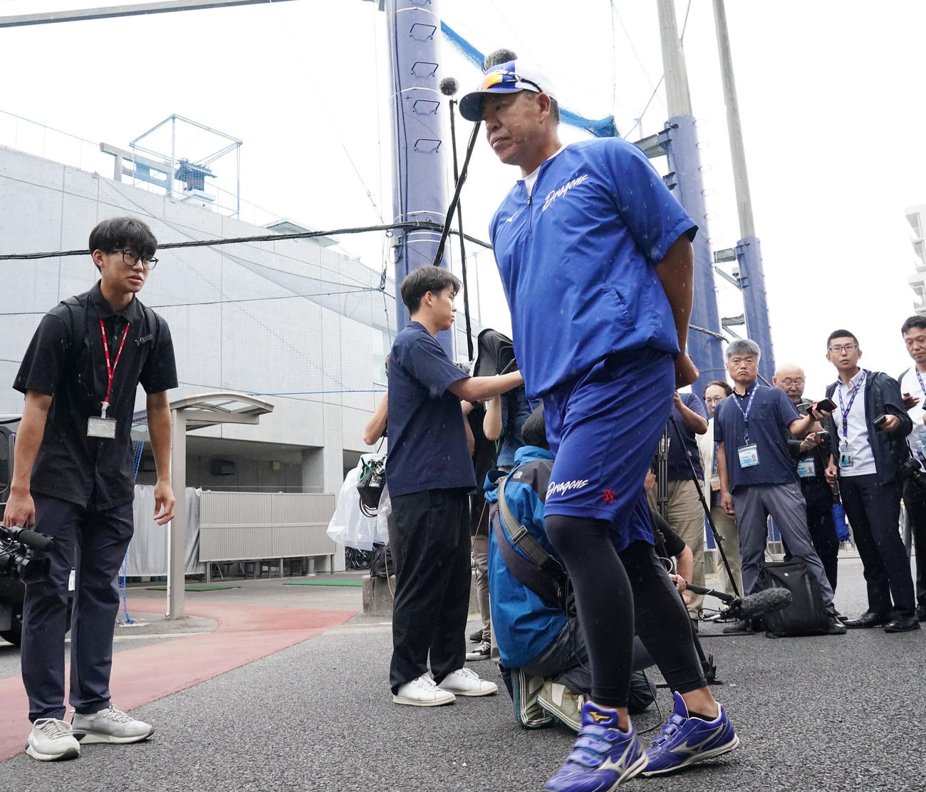 集まった報道陣の取材に応じる井上2軍監督（手前）（撮影・森本幸一）
