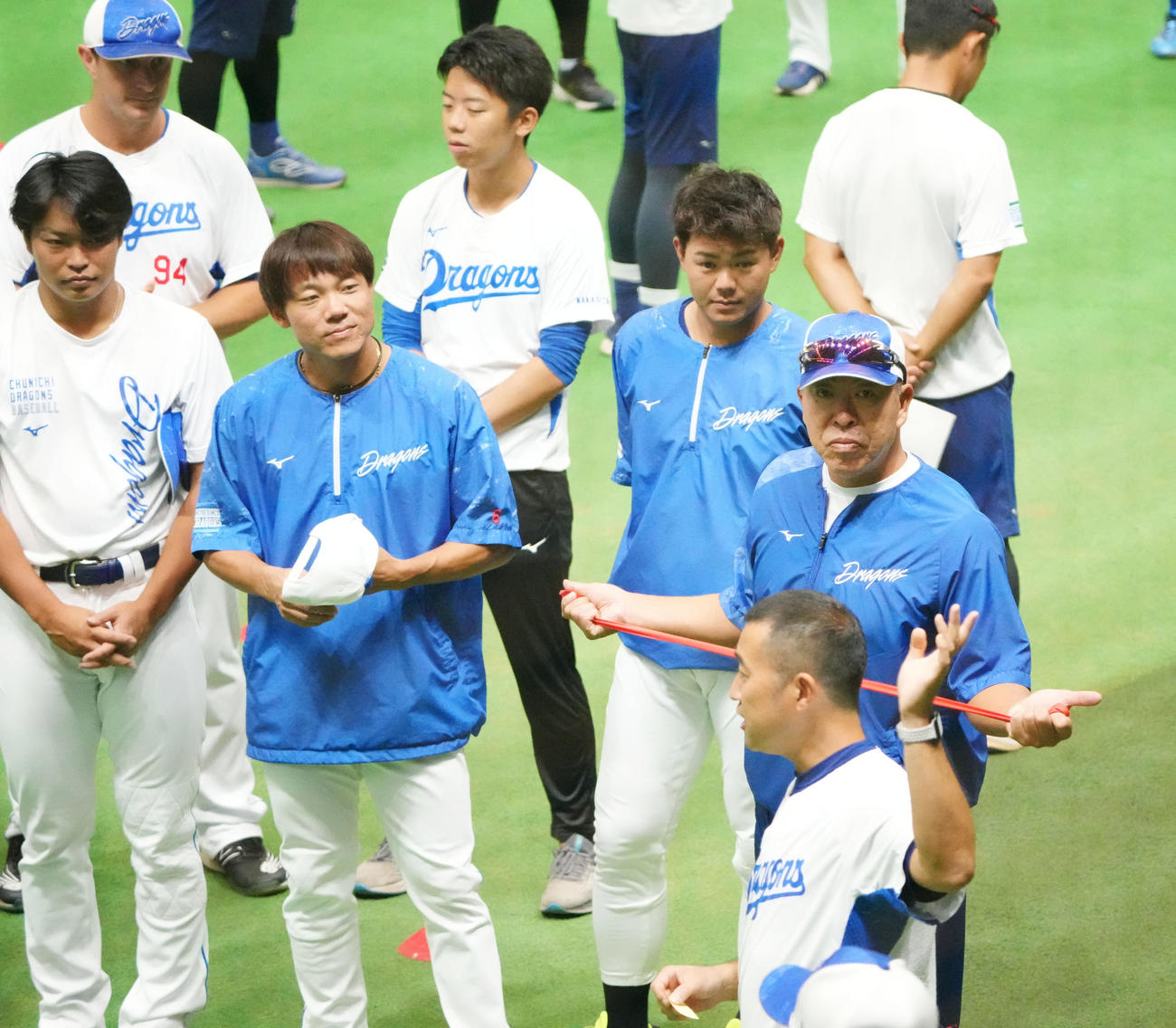 練習開始前、ナインと共に円陣の輪に加わりスタッフの話を聞く井上2軍監督（右から2人目）（撮影・森本幸一）