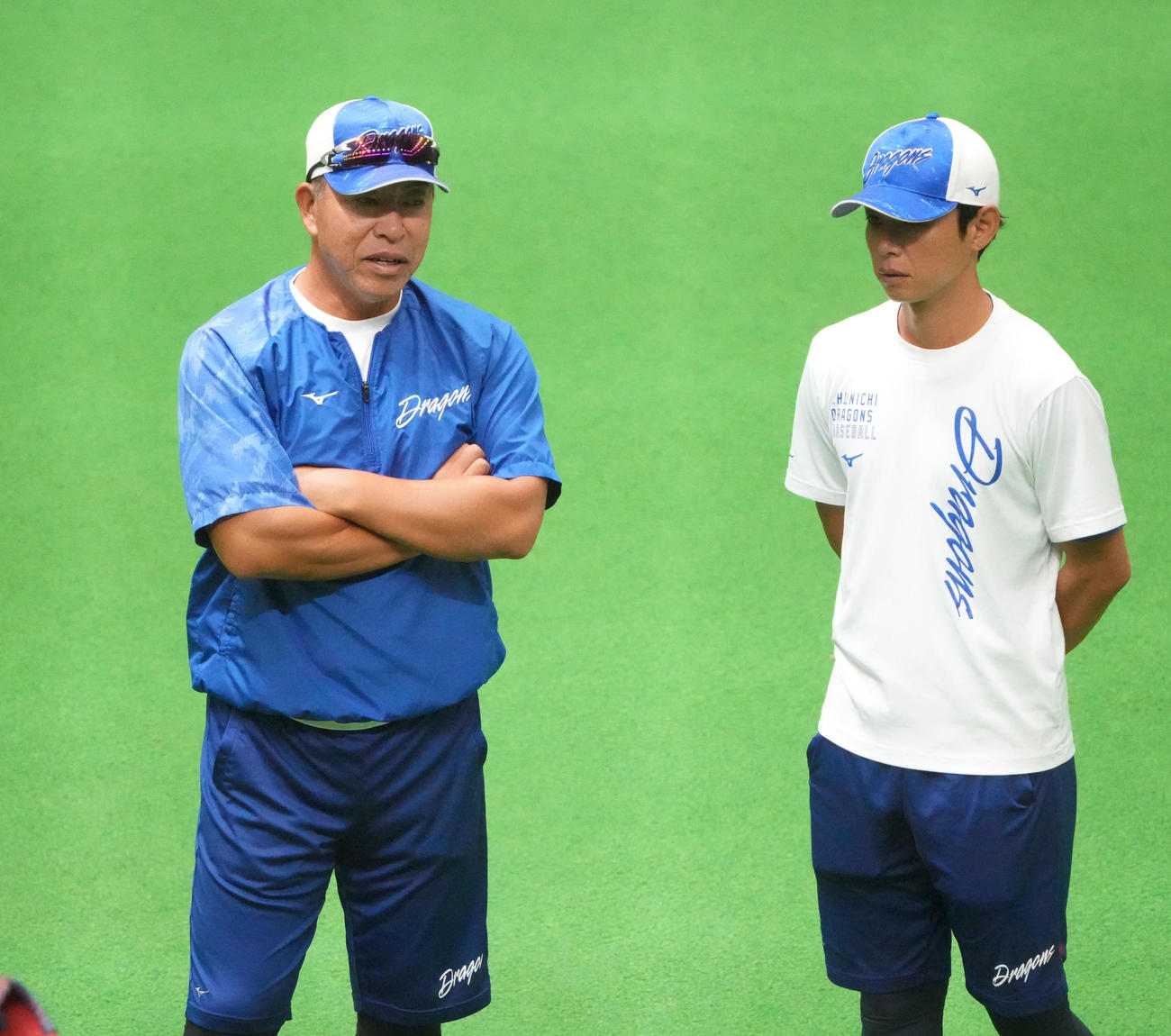 浅尾2軍投手コーチと言葉を交わす井上2軍監督（左）（撮影・森本幸一）