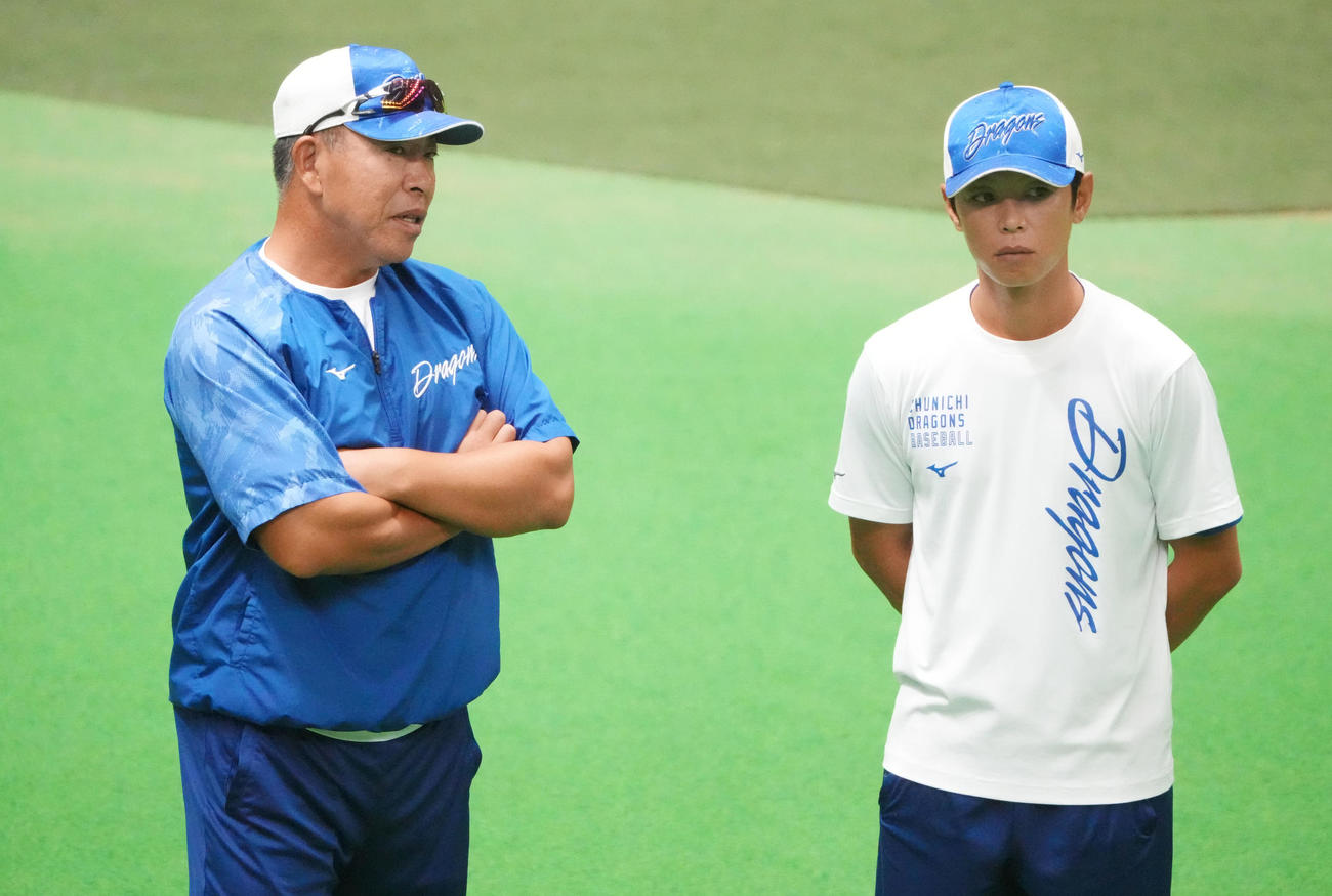 浅尾2軍投手コーチと言葉を交わす井上2軍監督（左）（撮影・森本幸一）