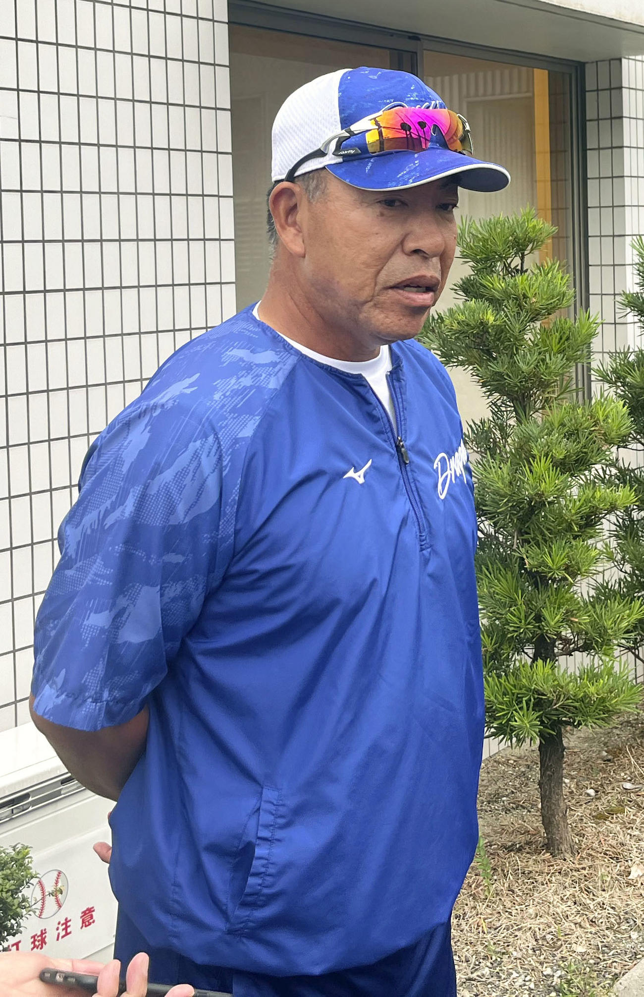 取材に応じる中日の井上2軍監督＝3日、ナゴヤ球場（共同）