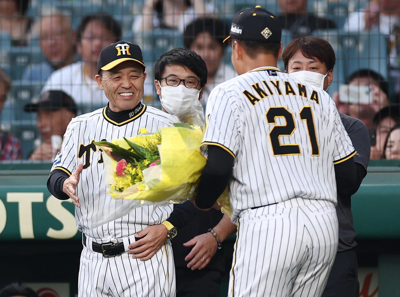24年9月29日　阪神対DeNA　ファイナルピッチセレモニーを行った阪神秋山（右）と笑顔で握手を交わす岡田監督（撮影・前田充）