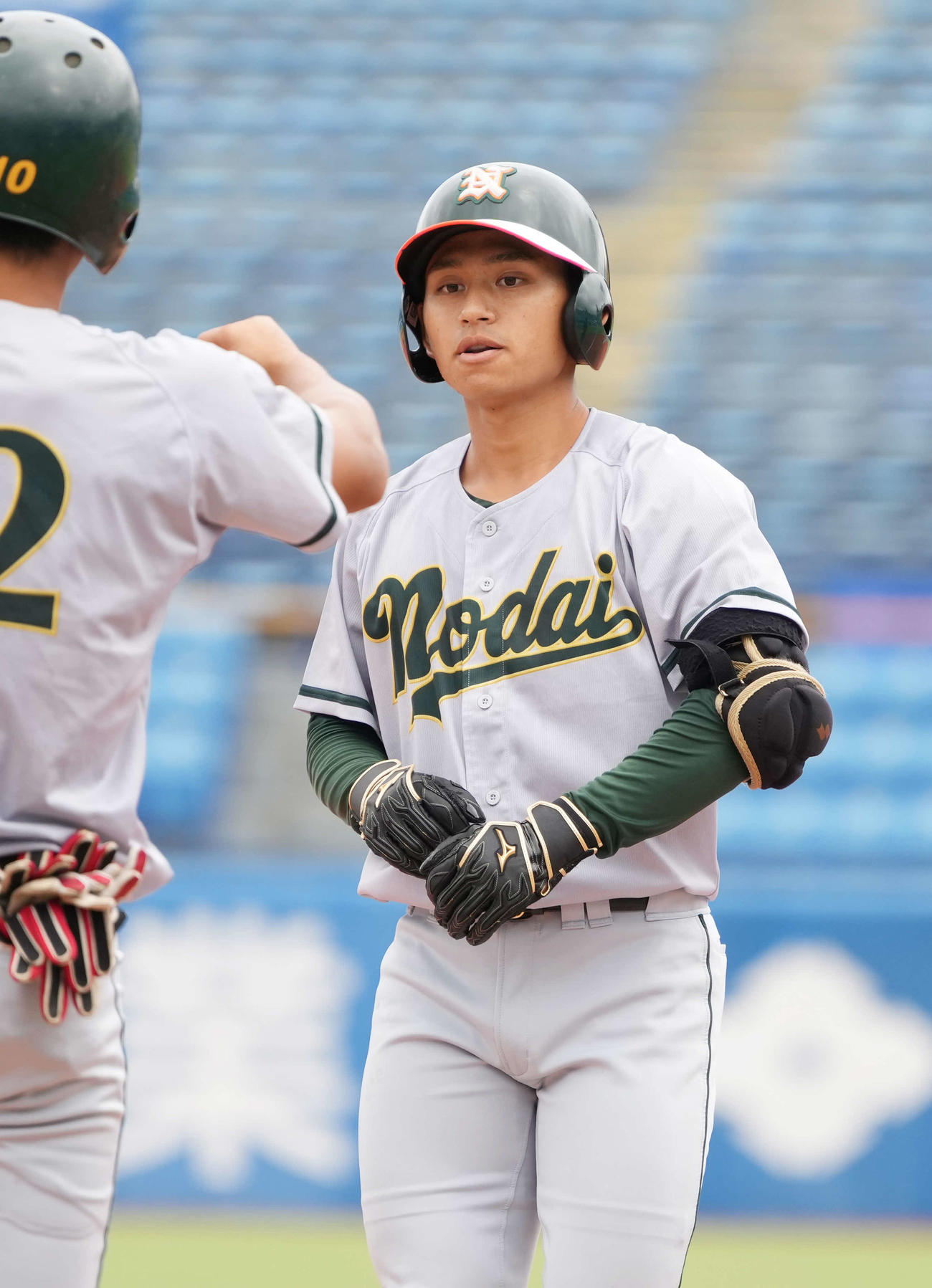 東農大対青学大　2回表東農大2死一、三塁、古川（右）は右前適時打を放つ（撮影・小沢裕）