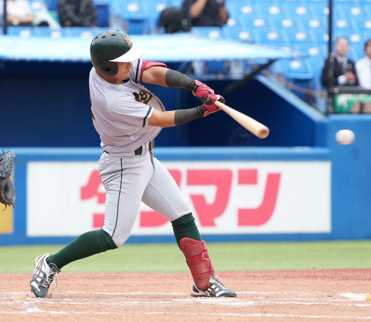 東農大対青学大　6回表東農大1死一、二塁、仲間は左適時打を放つ（撮影・小沢裕）
