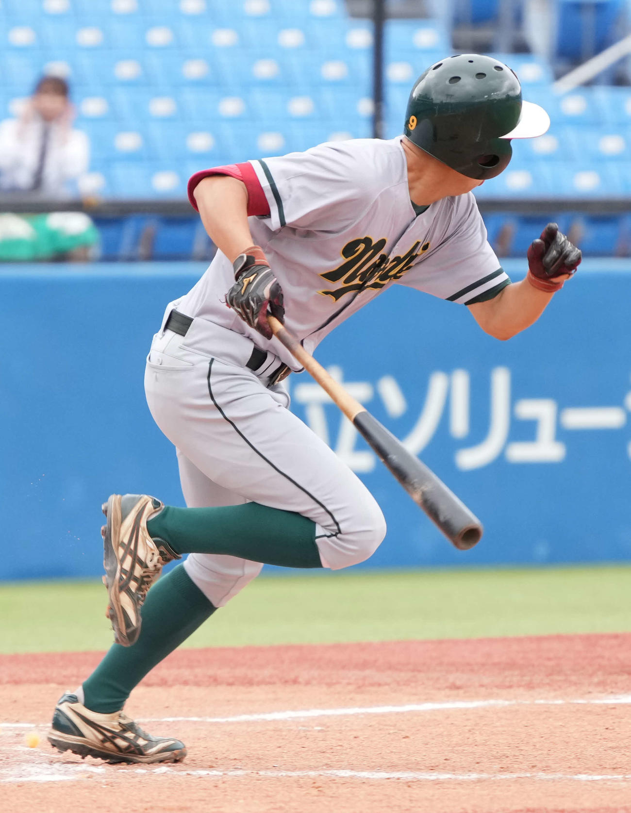 東農大対青学大　8回表東農大2死三塁、代打合志は三前に勝ち越しの適時内野安打を放つ（撮影・小沢裕）