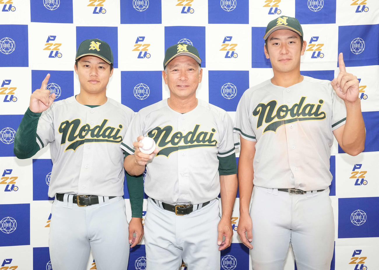 東農大対青学大　青学大から勝利を収めウイニングボールを手に笑顔を見せる東農大・北口監督。左は4番手で登板した長谷川、右は同点本塁打を放った和田（撮影・小沢裕）