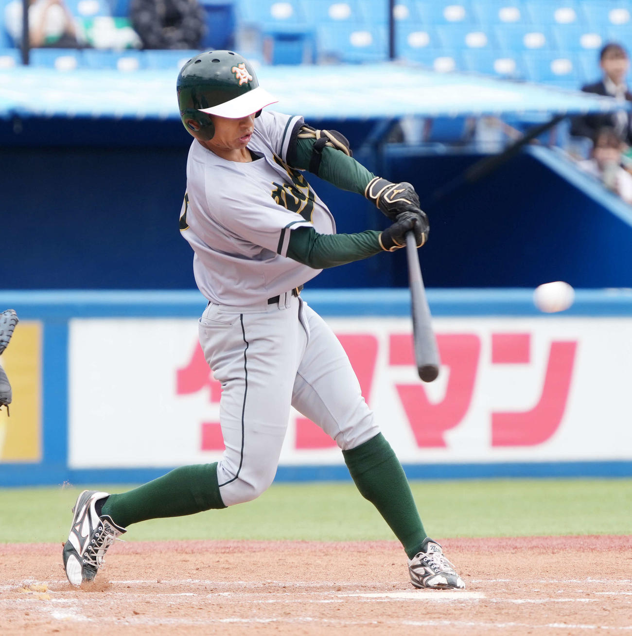 東農大対青学大　2回表東農大2死一、三塁、古川は右前適時打を放つ（撮影・小沢裕）