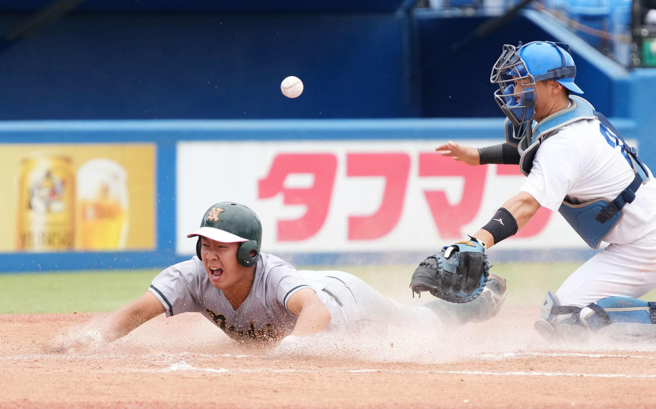 東農大対青学大　6回表東農大1死一、二塁、仲間の左適時打で生還する二塁走者の和田（撮影・小沢裕）