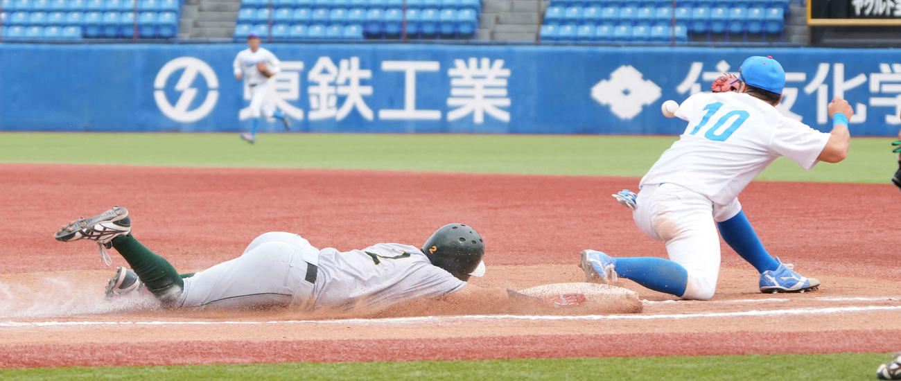 東農大対青学大　2回表東農大無死一、三塁、仲間（左）は先制の遊撃適時内野安打を放つ（撮影・小沢裕）