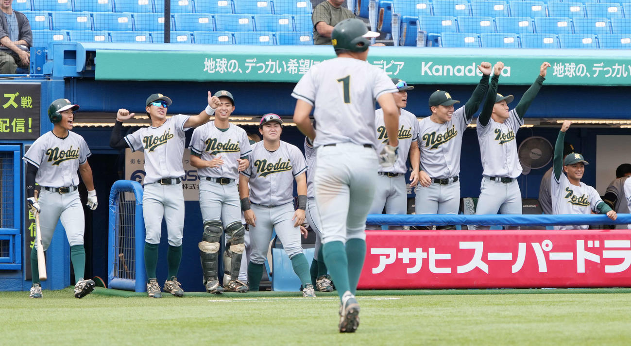 東農大対青学大　2回表無死一、三塁、仲間裕也の先制遊撃適時内野安打に沸くベンチの東農大ナイン（撮影・小沢裕）