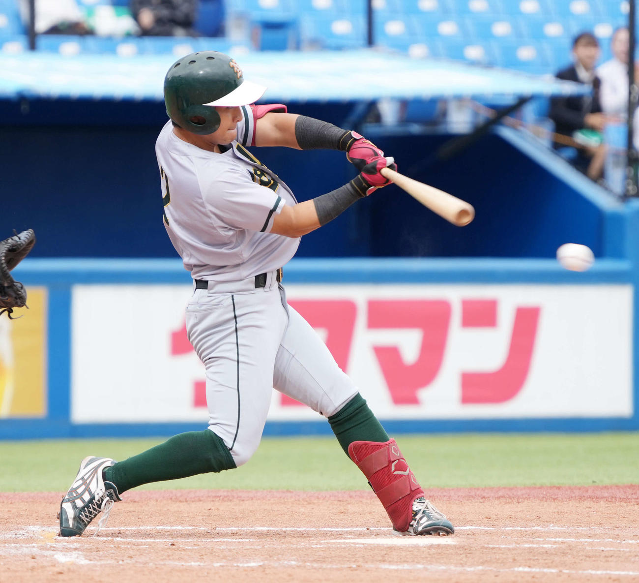 東農大対青学大　2回表東農大無死一、三塁、仲間は先制の遊撃適時内野安打を放つ（撮影・小沢裕）