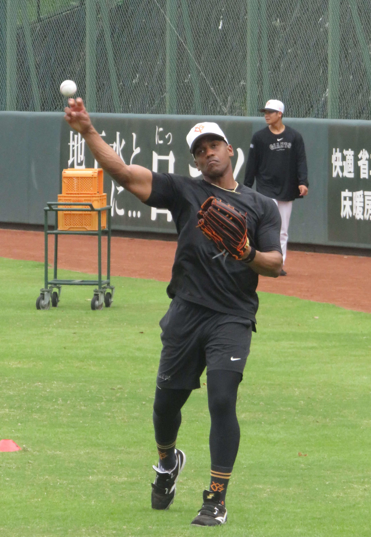 故障班でキャッチボール行う巨人ヘルナンデス