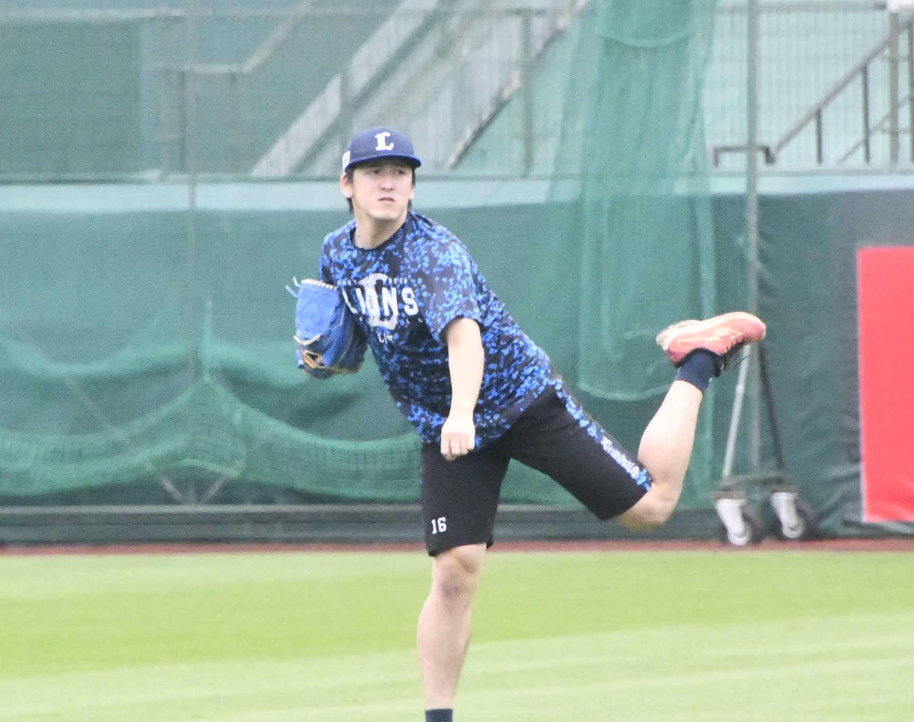 4日の楽天戦に向けて調整する西武の隅田投手（撮影・平山連）
