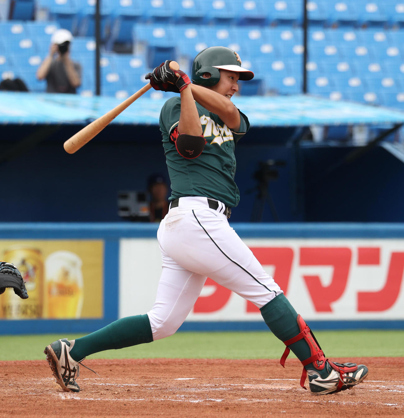 8回に同点弾を放った東農大・和田泰征（撮影・柴田隆二）