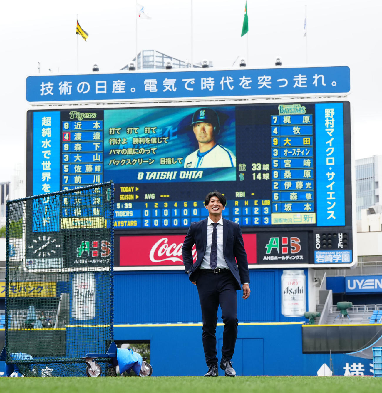 DeNA対阪神　試合前、スタジアムを訪れ、自身が映し出されたビジョンを背にするDeNA大田（撮影・江口和貴）