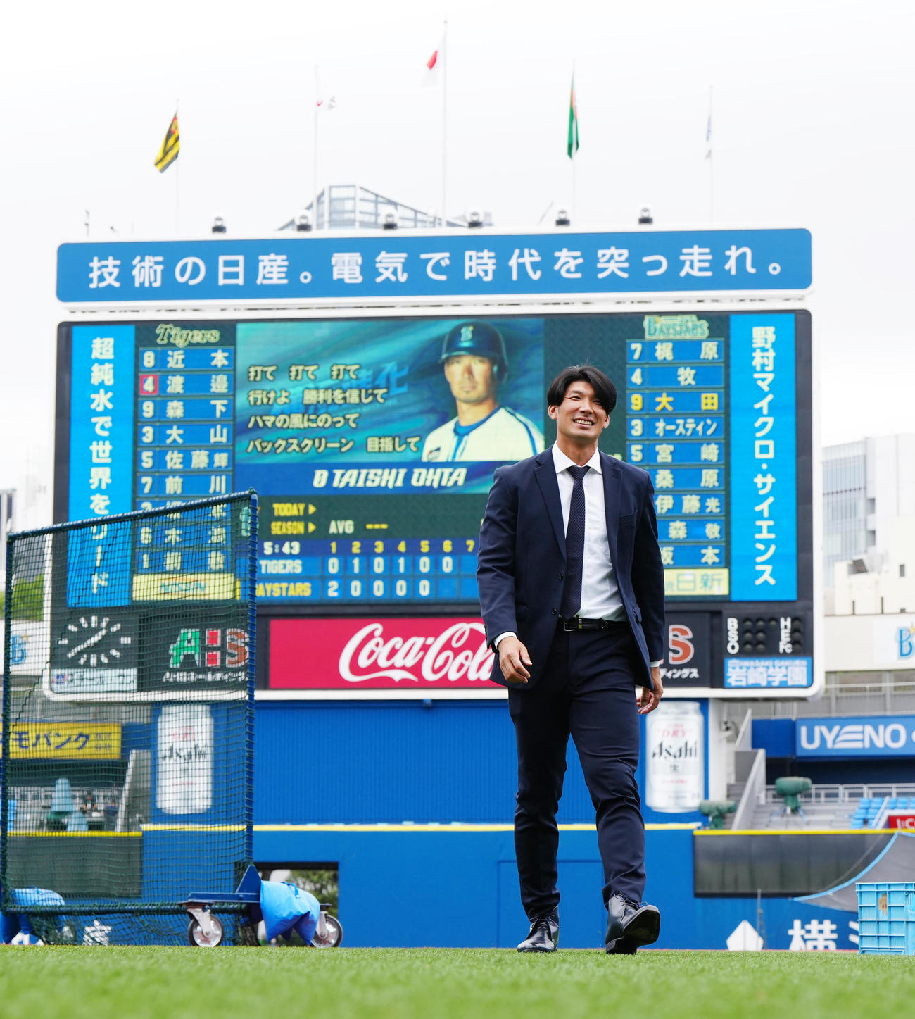 DeNA対阪神　試合前、スタジアムを訪れ、自身が映し出されたビジョンを背にするDeNA大田（撮影・江口和貴）