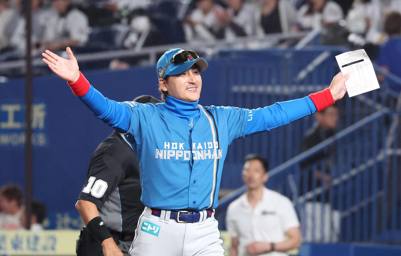 ロッテ対日本ハム　メンバー表の最終確認をした日本ハム新庄監督（撮影・丹羽敏通）